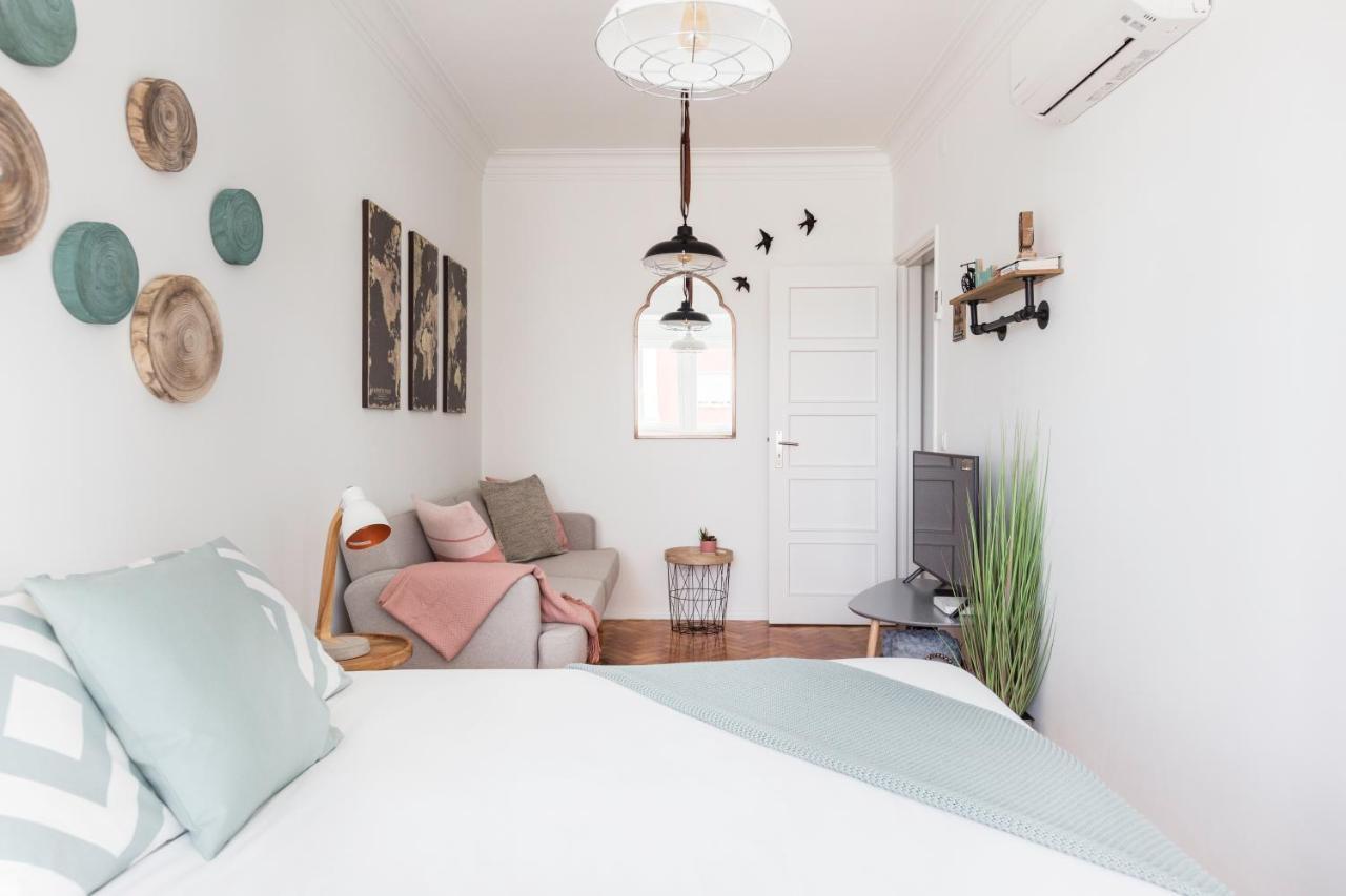 Stroll To Coffee Shops Near A Renovated Hillside In Graca Appartement